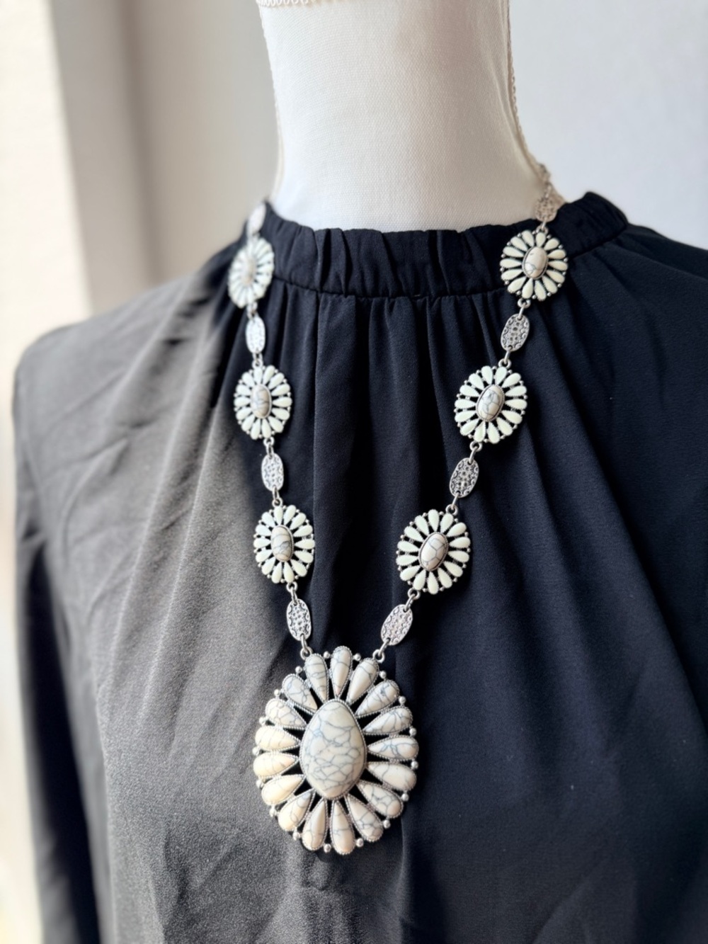 Western Fashion White Howlite Flower Statement Necklace